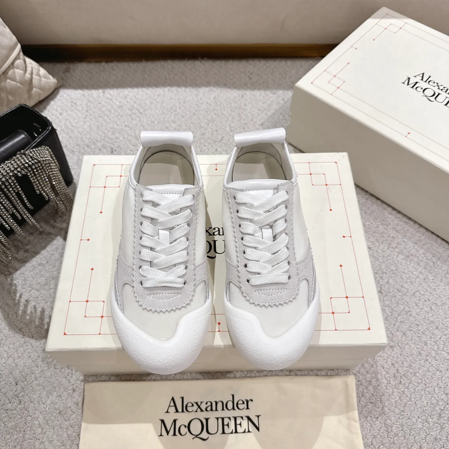 👟👟Ex-factory price 600👟👟 Men's size +10 2025 McQueen's new AIexanderMcQUEEN✅ The original quality has been certified! The original version is reproduced 1:1, and the latest lace-up casual shoes are released simultaneously. • McQueen logo • Round toe box • Lightweight segmented sole design, made of imported stretch breathable fabric + grained cowhide, soft inner lining and insole, comfortable for walking and not stuffy on the feet. Five colors: black/white·white·off-white·black/brown·yellow Fabric: grained cowhide + stretch fabric + cow suede Insole: imported sheepskin Women’s model: 35–40 (40 for women is not returnable) Men’s model: 39–45 (45 for men is not returnable)